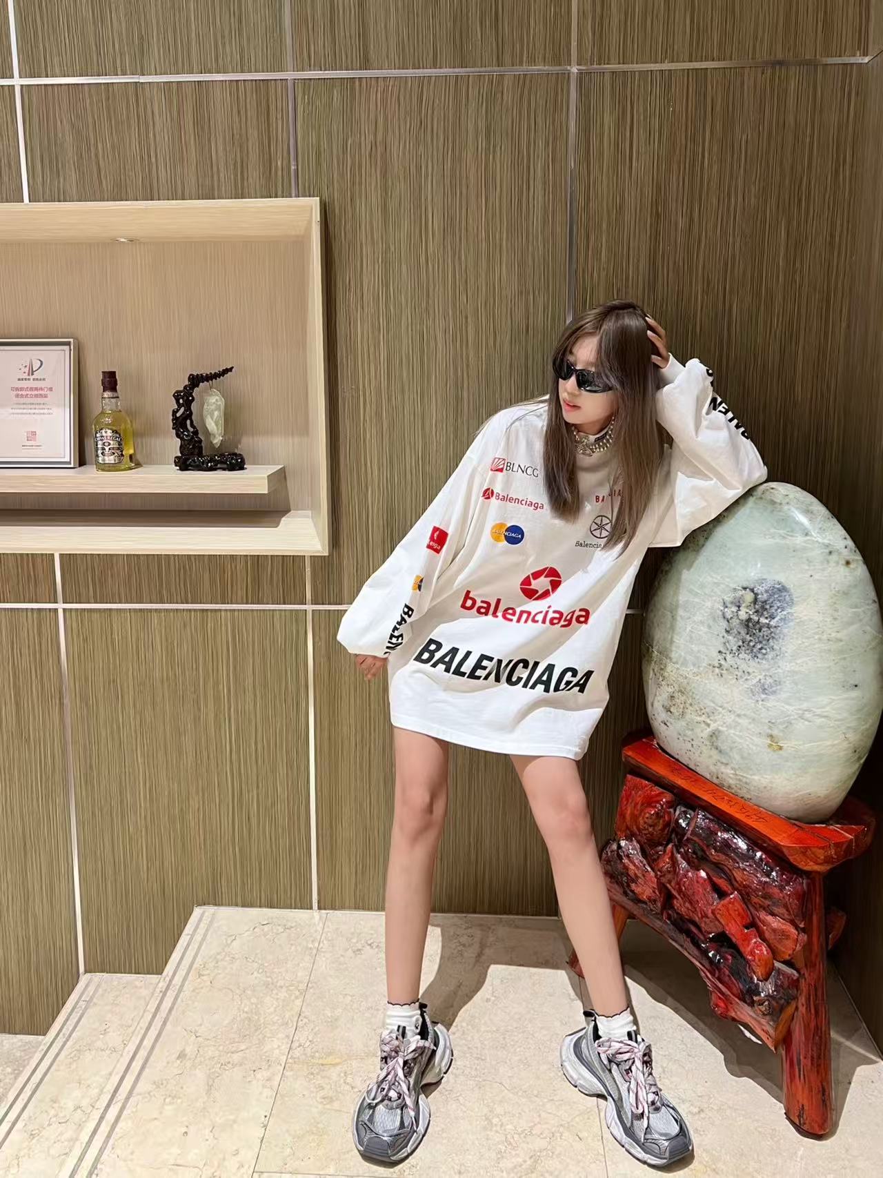 발렌시아가 3XL 스니커즈 그레이 화이트 레드 734731W3XL51219 photo review