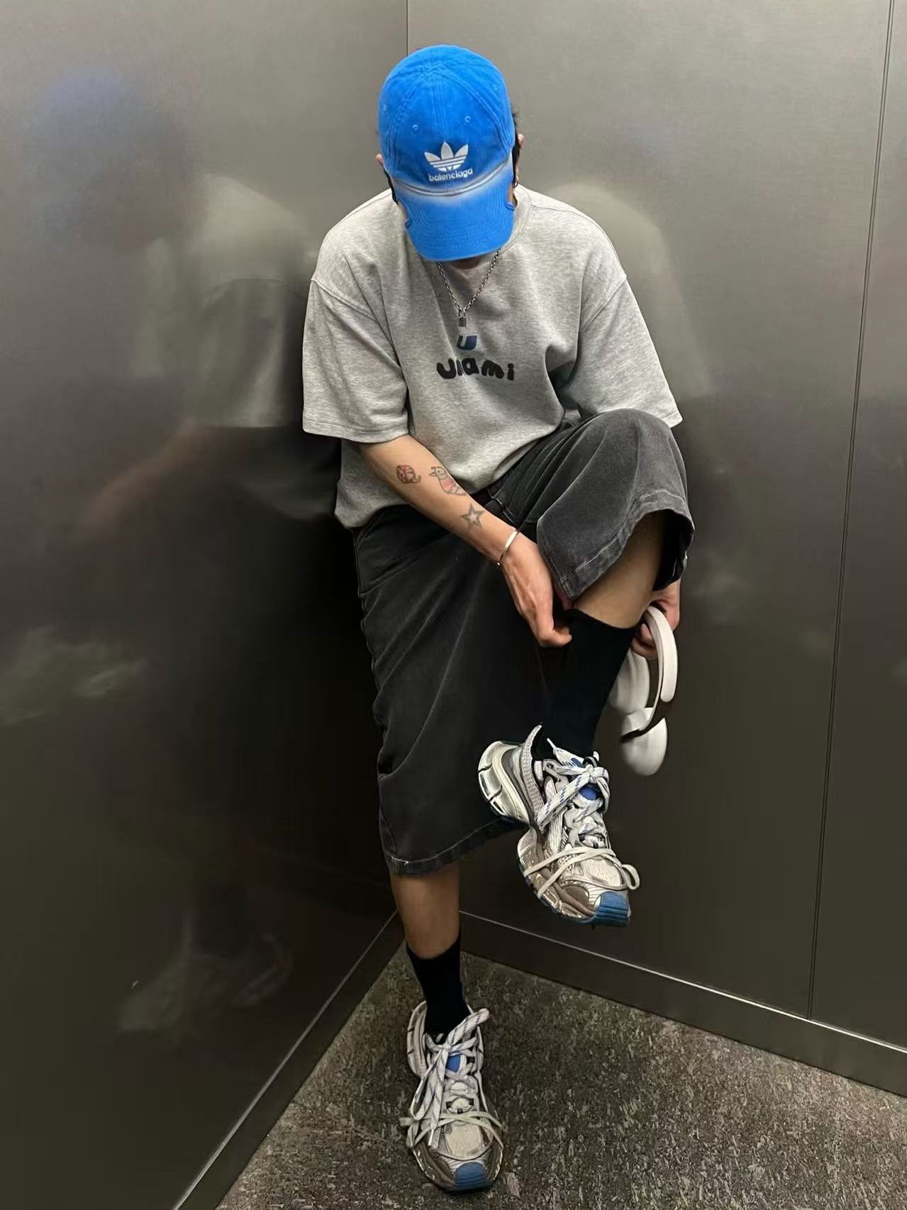 발렌시아가 3XL 스니커즈 원 아웃 그레이 화이트 블루 734734W3XL71214 photo review